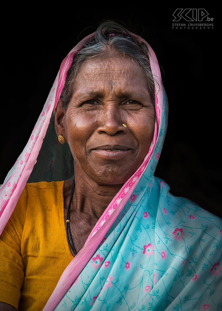 Tadoba - Vrouw Close-up van een kleurrijke Indische vrouw Stefan Cruysberghs